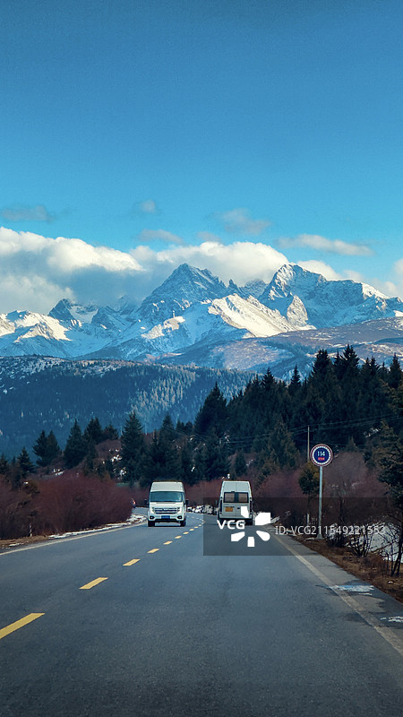 川西的公路雪山图片素材