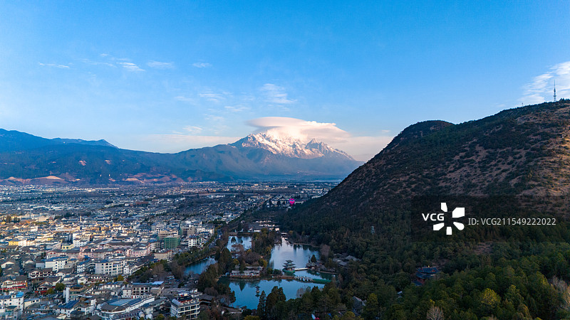 丽江清晨的玉龙雪山和黑龙潭公园图片素材