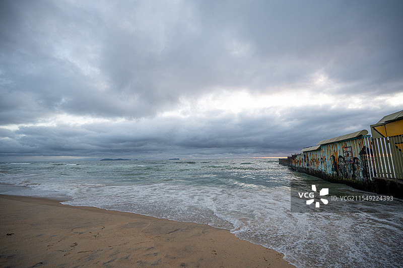墨西哥蒂华纳拍摄到的美墨边境墙延伸到海里图片素材