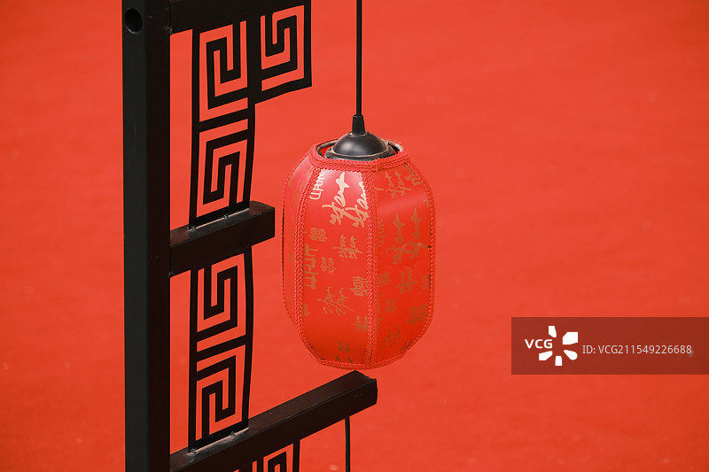 红色背景下的红色传统灯笼图片素材