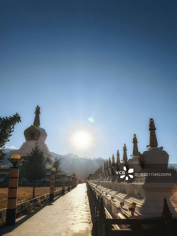 蓝天下的白色佛塔图片素材