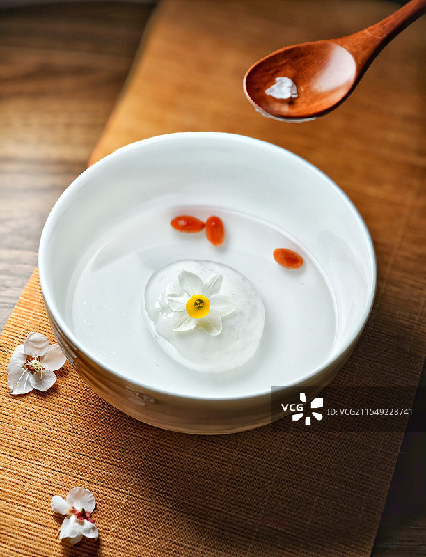 元宵佳节，亲手包软糯汤圆。愿新岁日如这汤圆般圆满喜乐。图片素材