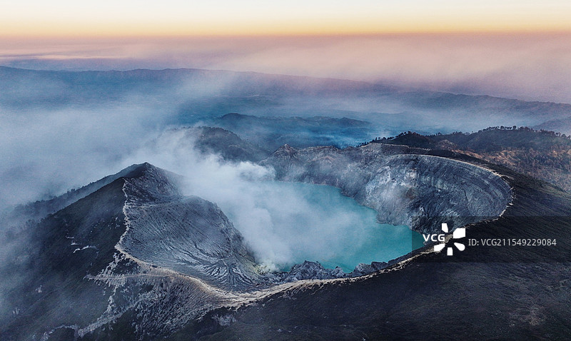 伊真火山上图片素材