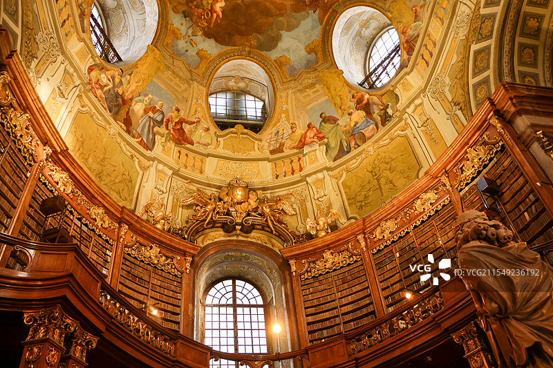 奥地利国家图书馆藏书和天花板上的壁画图片素材