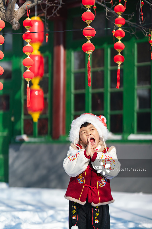 中国传统新年春节儿童红色可爱喜庆服装图片素材