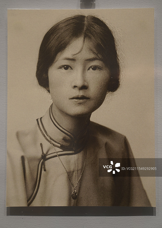 《栋梁——梁思成林徽因学术文献展》，趣看美术馆，滨港商业中心，宾大学生证上的林徽因照片图片素材