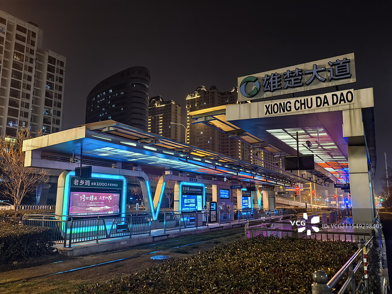 夜晚的武汉雄楚大道站点图片素材