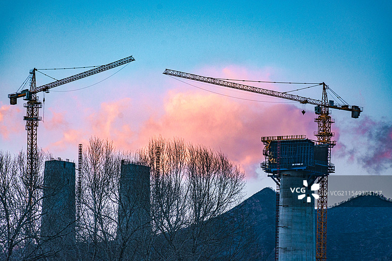 五台山雄忻高铁的高架编织了一块粉色的梦图片素材