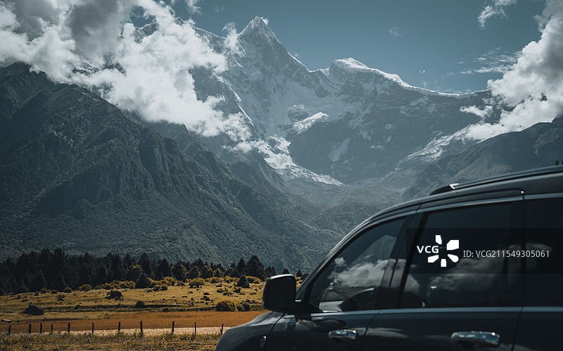 山脚下仰望南迦巴瓦峰图片素材