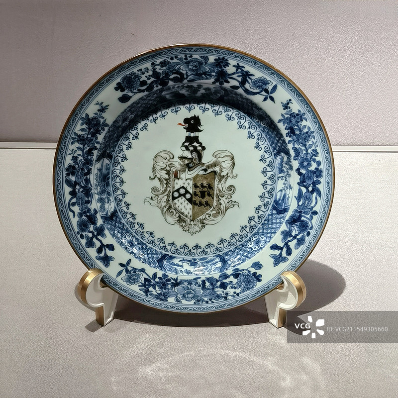 清雍正 青花卡斯特男爵纹章纹盘及画像（约1725年，画像为约翰·卡斯特，英国议会发言人）图片素材