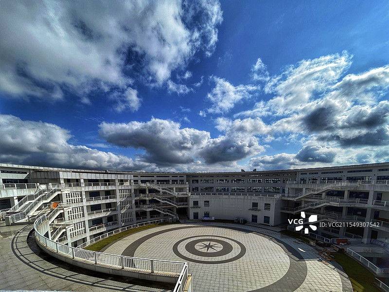 广西医大图书馆的蓝天白云图片素材