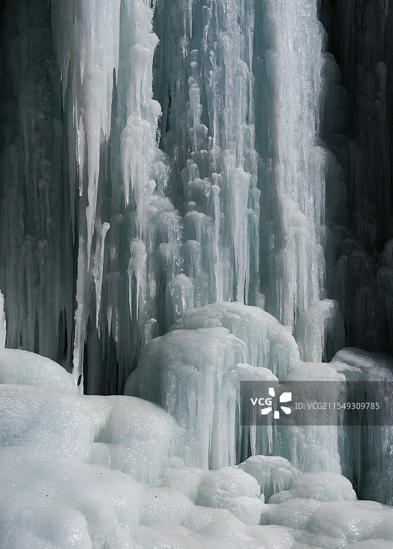 阳光下的冰瀑图片素材