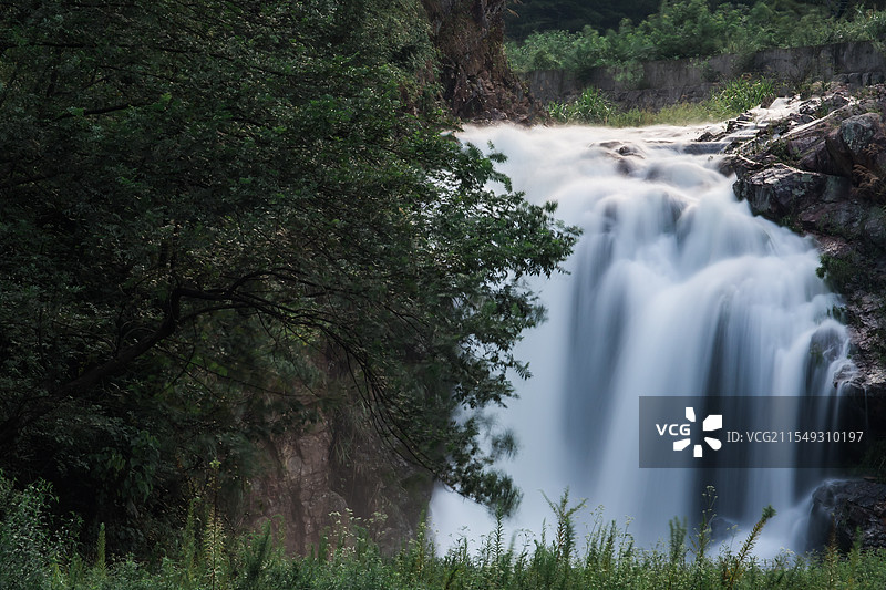 山间小瀑布图片素材
