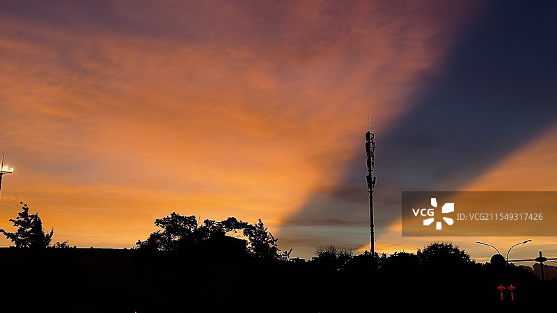 破开天空的晚霞图片素材