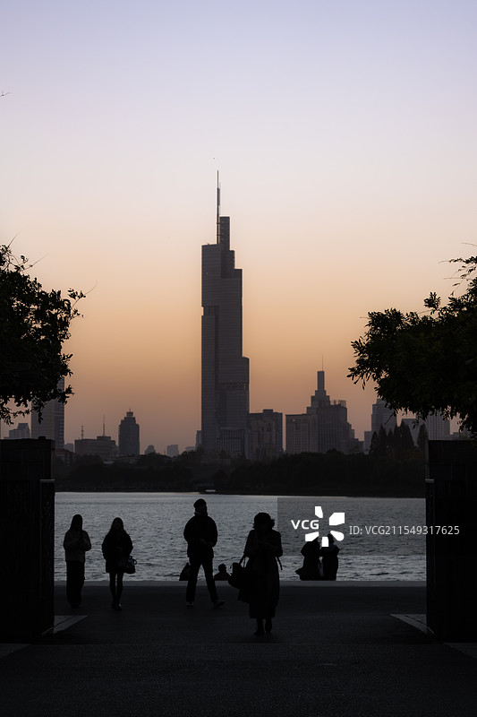 玄武湖公园紫峰大厦日落剪影背影城市天际线图片素材