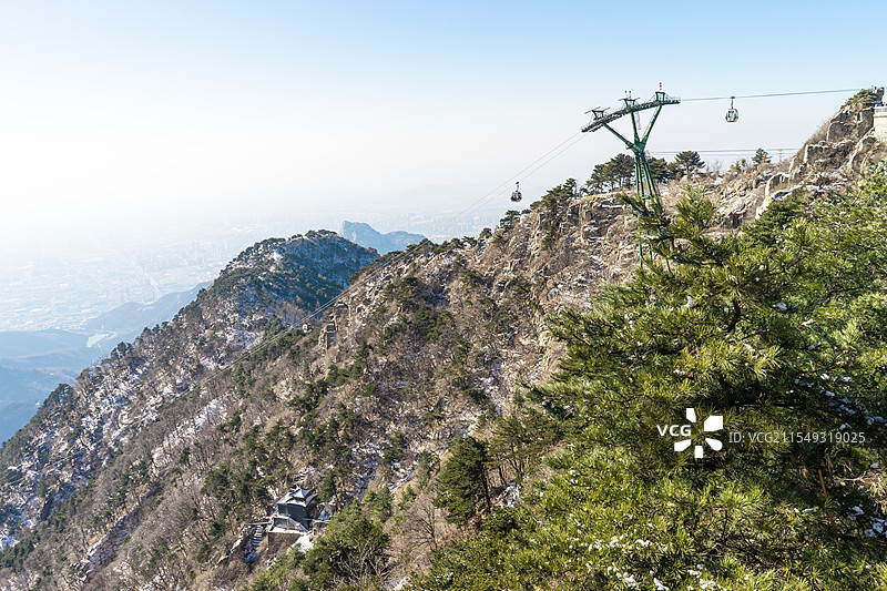 中国非都市风光拍摄主题，山东省泰安市国内著名景点泰山风景区，南天门索道，户外白昼无人图像摄影图片素材