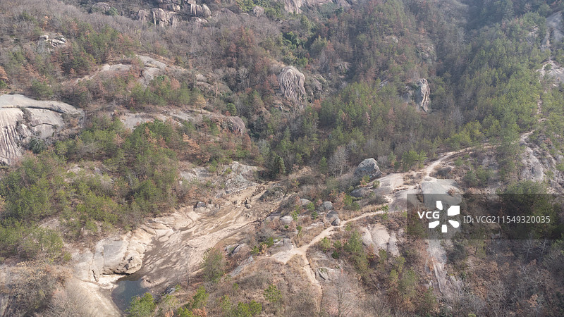 麻安高速和京广高铁交汇的湖北省孝感市大悟县夏店镇二畈村装八寨旅游风景区服务区鄂北小黄山：奇石自然风光图片素材