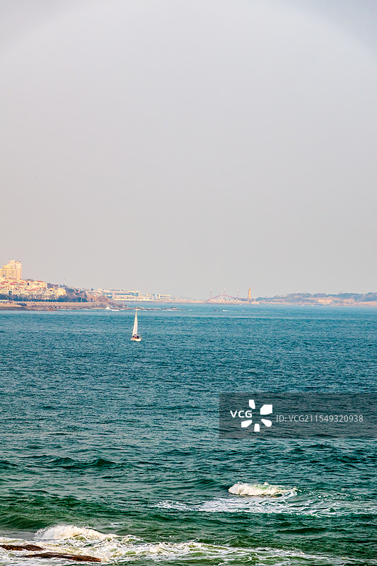 远帆、礁石和海浪图片素材