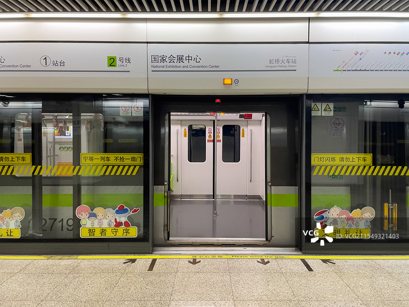 上海地铁2号线国家会展中心站列车停靠实拍图片素材