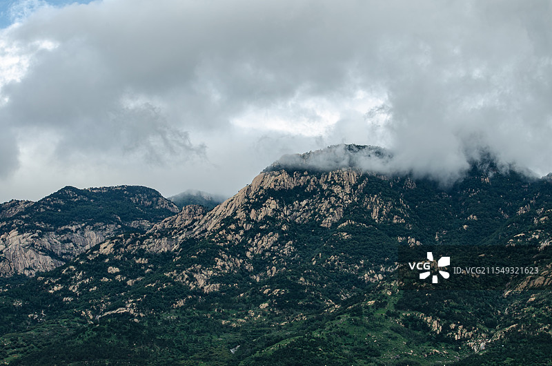 中国城市市风光拍摄主题，山顶和半山腰的云海，户外白昼无人图像摄影图片素材