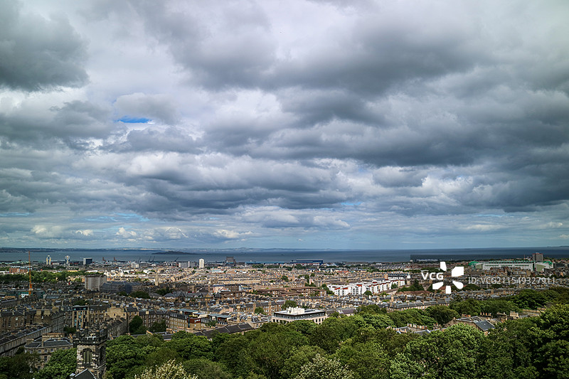 英国苏格兰卡尔顿山上远眺爱丁堡市区和海图片素材