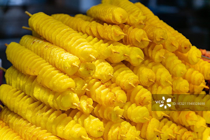 诱人的街头夜市小吃旋风薯塔图片素材