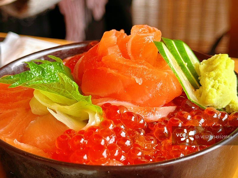 日式海胆饭——北海道小樽的海胆饭，厚厚一层海胆和蟹腿下是温热的日式醋饭，海胆入口鲜甜软糯。图片素材