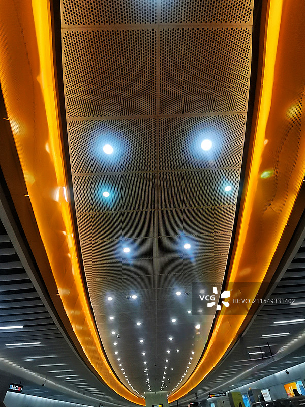 广州地铁站顶部线条和灯光图片素材