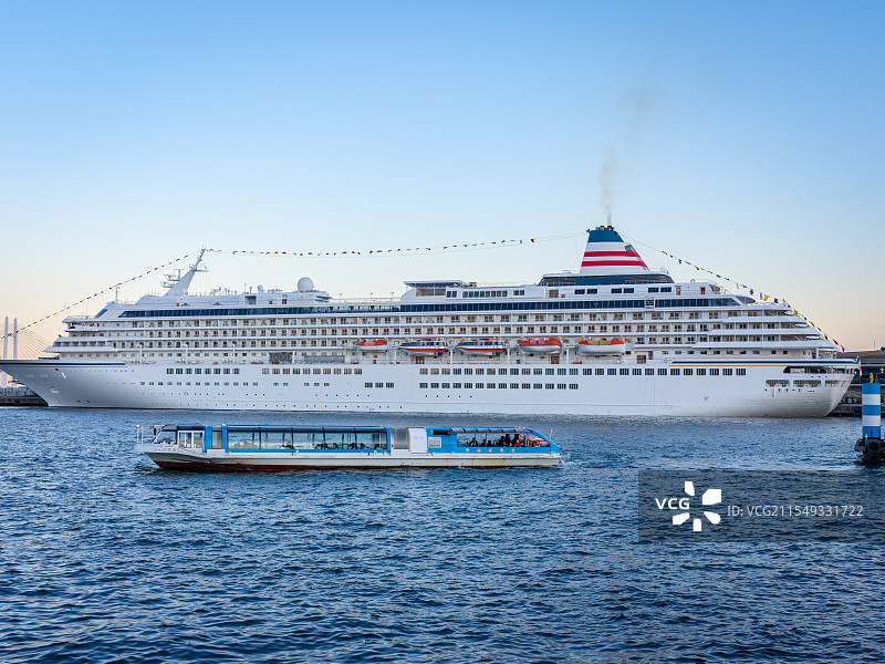 在港口停靠的邮轮图片素材