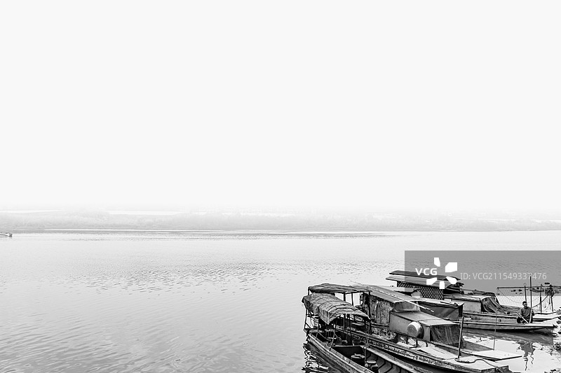 大雾弥漫，江边停靠的渔船成了最美的风景线图片素材