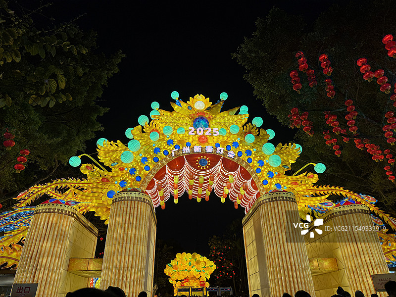 2025广州越秀公园灯会-大门口粤剧凤冠图片素材