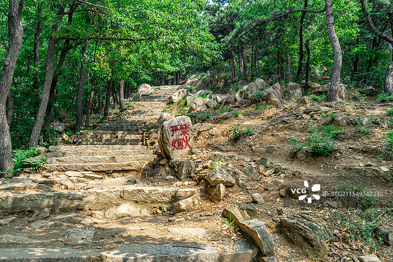 中国自然风光拍摄主题，山东泰安泰山天外村风景区，绿色的山脉和蜿蜒的山路登山道，户外白昼无人图像摄影图片素材