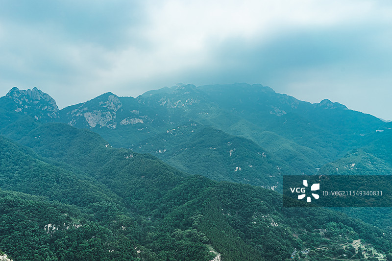 中国自然风光拍摄主题，山东泰安泰山扇子崖风景区，森林和连绵不绝山脉，阴天天空，户外白昼无人图像摄影图片素材