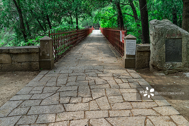 中国自然风光拍摄主题，山东泰安泰山黑龙潭老龙窝长寿桥阴阳界风景区，延伸石板路，户外白昼无人图像摄影图片素材
