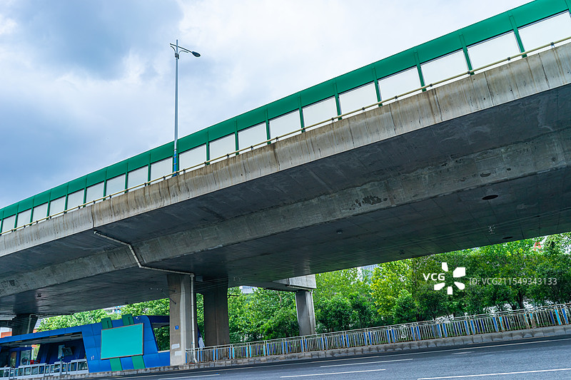中国城市道路步行道路拍摄主题，延伸的公路马路和高架桥公共建筑，户外白昼无人图像摄影图片素材
