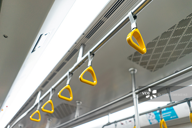 中国城市交通拍摄主题，国内地铁交通公共设施，车厢里的黄色的不锈钢把手，室内无人图像摄影图片素材