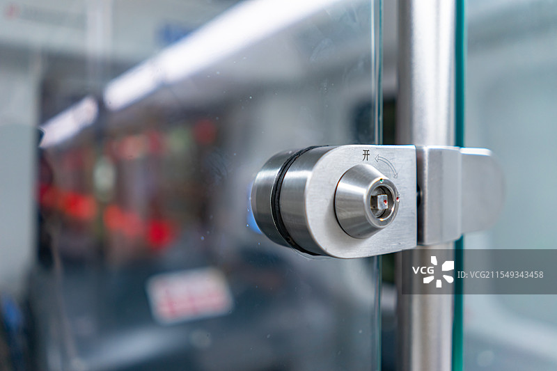 中国城市交通拍摄主题，国内地铁交通公共设施，地铁门的阀门旋钮安全设备用品，室内白昼无人图像摄影图片素材