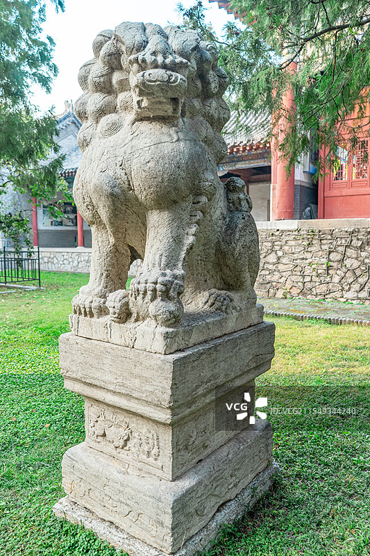 中国山东泰安著名景点泰山旅行旅游目的地风景区，泰山第一行宫岱庙石狮子，户外白昼无人图像摄影图片素材