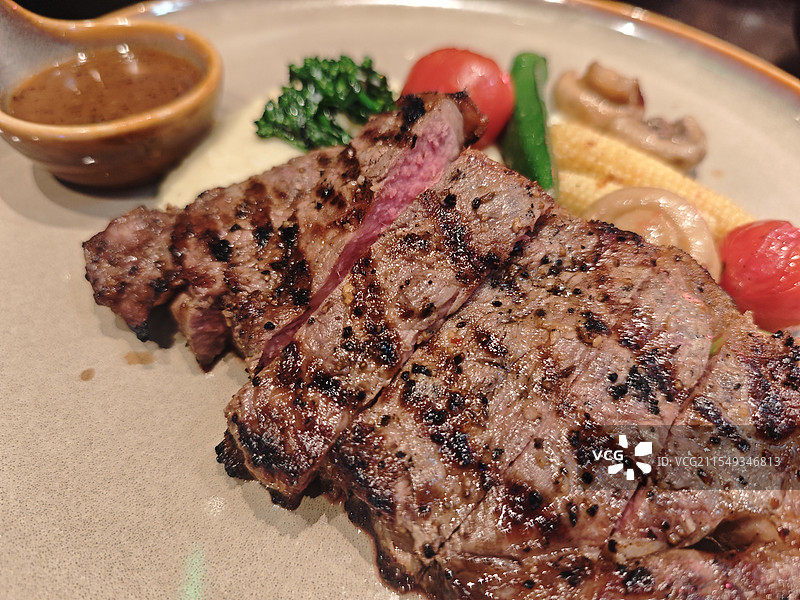 西式七分熟牛排与素菜搭配图片素材