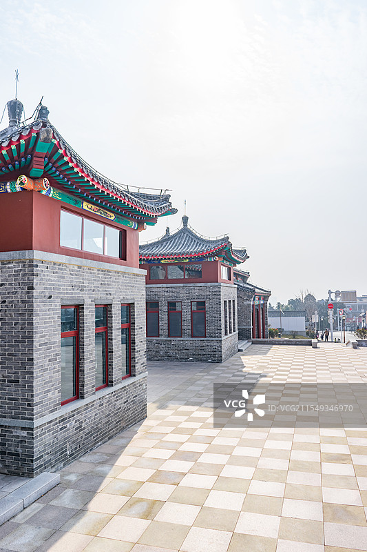 中国城市露台花园公共设施拍摄主题，古典建筑商铺外立面和大理石铺路石，户外白昼无人图像摄影图片素材