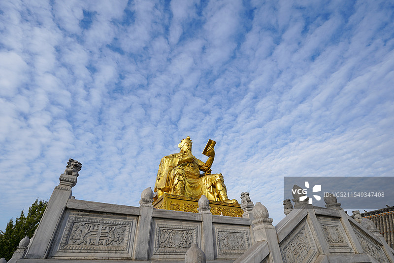 河南社旗县赊店古镇山陕会馆关公读春秋铜像图片素材