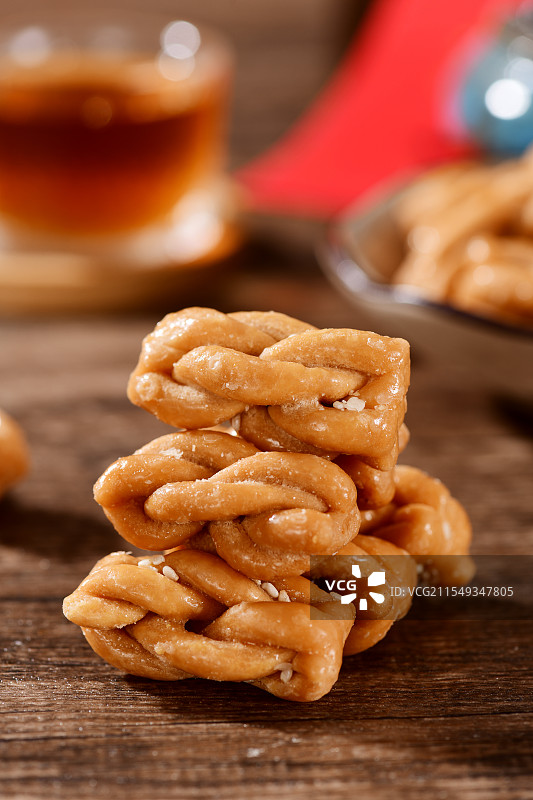 喜庆背景中的小麻花图片素材