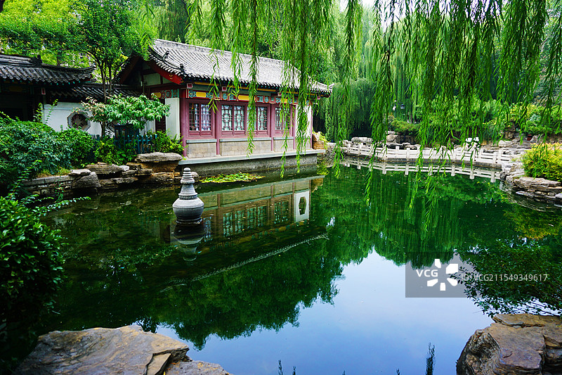 济南趵突泉公园 - 一潭映月图片素材