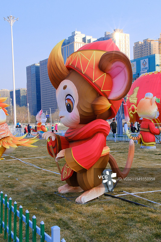 2025石家庄正太广场蛇年春节元宵节花灯展特写。12生肖猴花灯图片素材