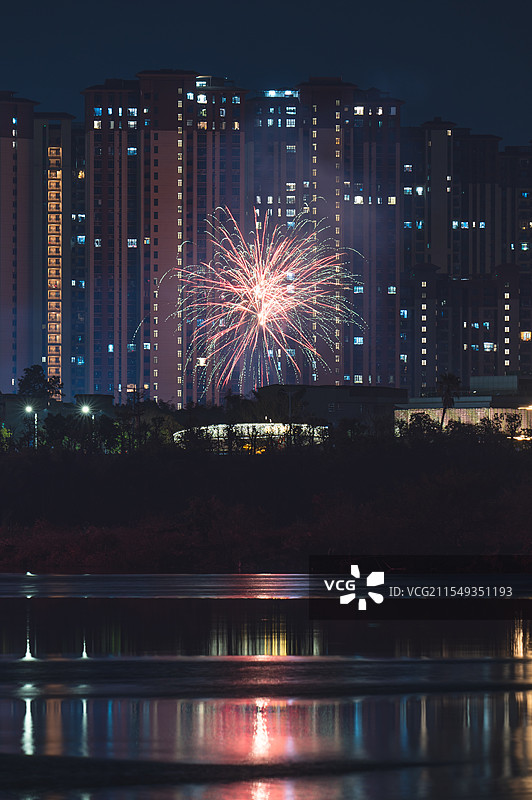 河源东源县东江烟花夜景图图片素材