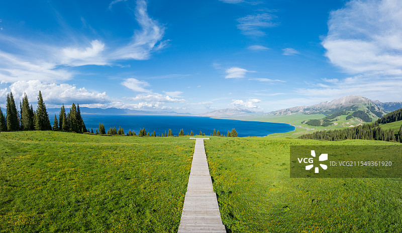 新疆赛里木湖国家景区木栈道观景台图片素材