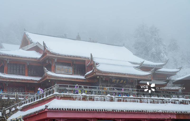 峨眉山雷洞坪大雪中的佛殿图片素材