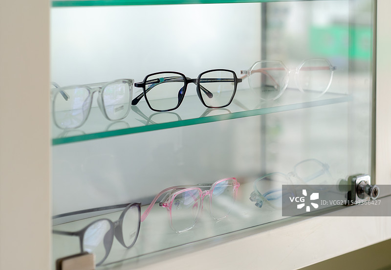 玻璃柜中的眼镜图片素材