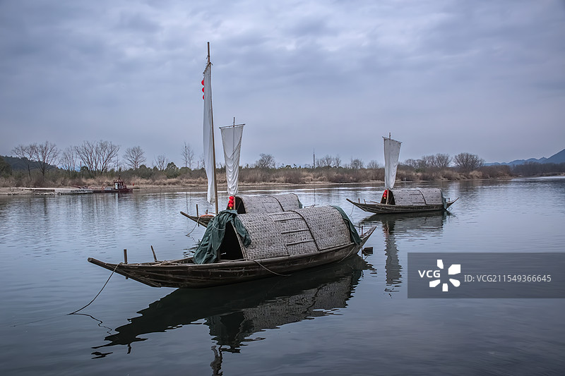 河面上停泊的帆船图片素材