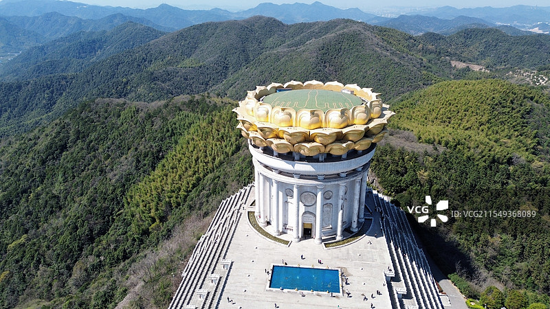 兜率天宫位于绍兴会稽山大香林风景区宝林山峰顶，南毗书法圣地兰亭，东与普陀山遥相呼应，西临杭州市区图片素材
